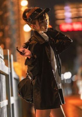 将军掀开她的乳罩揉捏她的胸