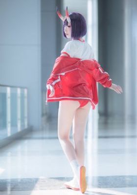 两位女王圣水调教小刚
